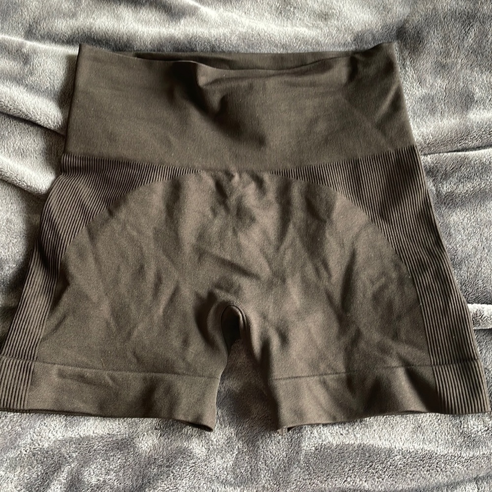 Set active espresso shorts size small, only worn once!!